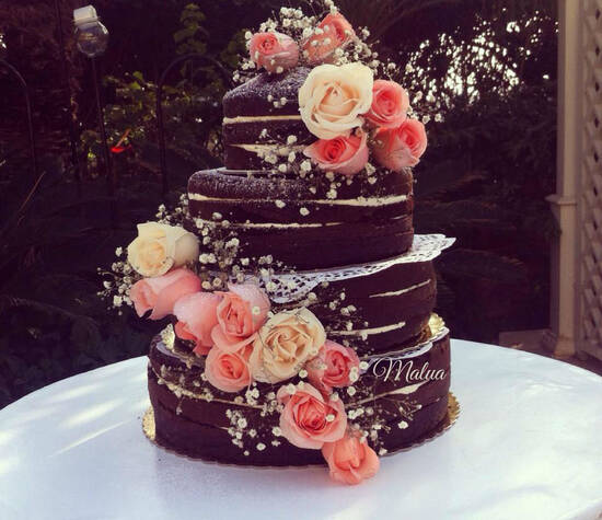 naked cake de chocolate rellena de buttercream y decorada con flores naturales