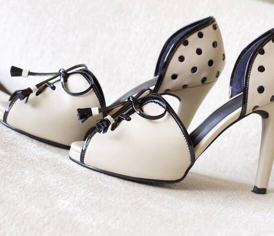Modelo Milan, polka dots, tiras cruzadas de cuero, hechos a mano by Giorgina Rose Zapatos 